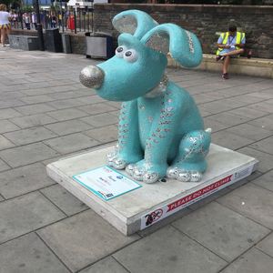 Sculpture d'animal réaliste en résine sur mesure, sculpture artistique de chien mignon peinte, statue en fibre de verre colorée de style dessin animé - Product Image 2