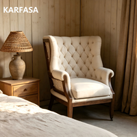 Fauteuil vintage à dossier haut en lin crème capitonné, avec garniture cloutée, structure en bois, pour salon ou lecture