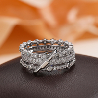 Cette bague éternelle plaquée or 18 carats, élégante et très vendue, est parfaite pour les mariages, les fiançailles, les fêtes et comme bague superposée.