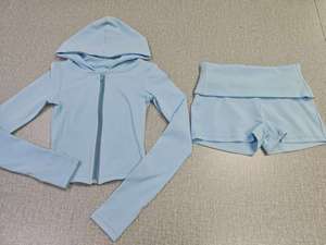 Conjunto de 3 Piezas de Sudadera Corta con Cierre y Capucha para <span class=keywords><strong>Mujer</strong></span>, Estilo Diseñador, Color Sólido, Transpirable, con Logotipo Personalizado, Ropa de Estar por Casa, OEM ODM, Talla XS - Product Image 2