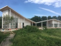 Trending Low-Cost Residential Farmhouse Montaje rápido y fácil Estructura de madera Exterior de madera Casa prefabricada Madera atractiva