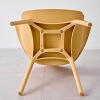 Chaise de bistrot contemporaine en plastique perforé à l'aspect maillé, sans accoudoirs, pour cantine, café, restaurant