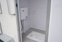 Toilettes mobiles préfabriquées de conception moderne pour l'extérieur, salle de bain publique pratique et portable, construite avec des panneaux sandwich en acier