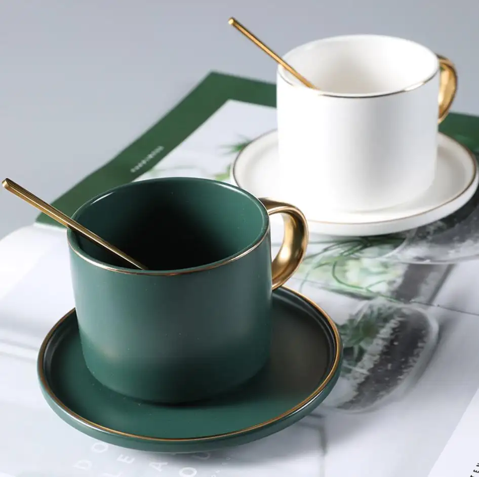 カスタム高級ゴールドハンドル磁器ティーカップマットホワイトブラックグリーンセラミックコーヒーマグカップとソーサーセットスプーン