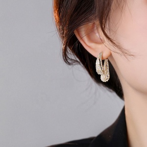 Boucles d'oreilles clous pour femmes, haut de gamme et raffinées, en cuivre avec incrustation de zircon, taille princesse, plaqué or 14 carats, design géométrique, polyvalentes et tendance - Product Image 3
