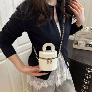Bolso de cubo mini de 6 pulgadas de alta gama para mujer al por mayor, de piel sintética con forro de poliéster, cremallera de moda y cadena de un solo tirante. - Product Image 2