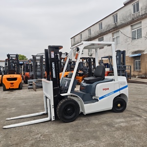 Montacargas Usado de Japón con Opción de Desplazamiento Lateral, Motor ISUZU en Óptimas Condiciones, TCM 2.5 Toneladas, Mástil de Dos Etapas, Neumáticos Sólidos - Product Image 3