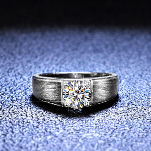 Einzigartige Designs Maßgefertigter 1 Karat 6,5mm 925 Sterling Silber Platinbeschichteter Brillantschliff Band-Verlobungsring für Herren - Product Image 2