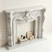 Manteau de cheminée en marbre blanc de luxe. Encadrement élégant en pierre naturelle sculptée à la main de style français pour la décoration classique du salon.