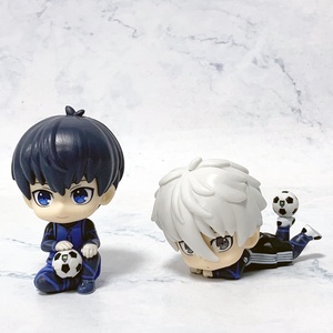 Figuras de PVC Chibi del Anime Blue Lock, Isagi Yoichi y <span class=keywords><strong>Nagi</strong></span> <span class=keywords><strong>Seishiro</strong></span> en Poses Sentadas, Modelo de Juguete Coleccionable - Product Image 1