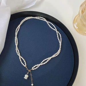 Collier double couche vintage pour femme avec perles de lys et chaîne claviculaire en perles de riz d'eau douce naturelles, idéal pour toutes les occasions - Product Image 3