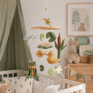Accessoires pour bébés : Mobile de lit en feutre avec animaux en peluche (grenouille, forêt, nature, étang) pour nouveau-né - Product Image 1