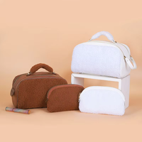 Voyage ours en peluche matériel en peluche matelassé tissu éponge sac de maquillage mignon sac de cosmétiques emballage Cube fausse fourrure trousse de toilette