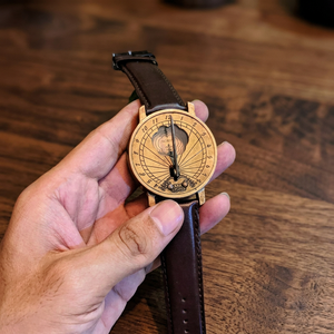 Horloge solaire antique en laiton avec bracelet en cuir, design circulaire plaqué or, cadran gravé, horloge d'art de collection - Product Image 2