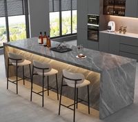 Meja Dapur Batu Sintered Abu-abu dengan Penyimpanan Terintegrasi, Lampu LED Ambient, Finishing Kabinet Putih High Gloss, Gaya Modern Villa