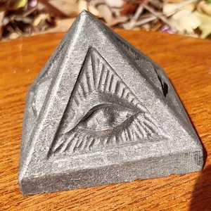 Pyramide <span class=keywords><strong>de</strong></span> <span class=keywords><strong>Shungite</strong></span> avec conception complexe du mauvais œil-Ornement en <span class=keywords><strong>pierre</strong></span> <span class=keywords><strong>de</strong></span> Bohème pour la <span class=keywords><strong>protection</strong></span> - Product Image 5