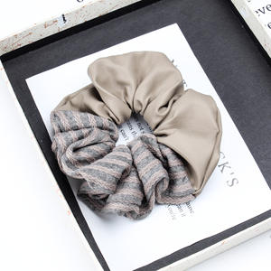 Nuevo diseño Duotone logotipo personalizado scrunchies para el cabello con cuero para niña de alto sentido banda para el cabello grande accesorios para el cabello de alta calidad - Product Image 5