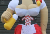 Poupée gonflable géante personnalisée de 5 m, Sarah, la serveuse hollandaise, pour l'Oktoberfest, modèle publicitaire pour fête/événement