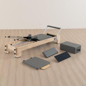 Equipo comercial usado Entrenamiento Fitness Cuero Cama de madera a la venta Estudio Pilates Reformadores - Product Image 1