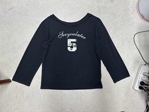 Camiseta de Mujer con Estampado Gráfico, Estilo Urbano, Tejido Holgado, Impresión Digital, Manga Larga, Cuello Asimétrico, Color Sólido - Product Image 2