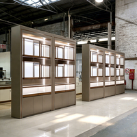 Vitrines à bijoux sur pied avec éclairage LED stratifié robuste, mobilier de design pour magasins et showrooms de bijoux haut de gamme, personnalisable