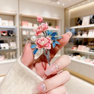 เข็มกลัดเคลือบลายดอกโบตั๋นสุดหรู ขายส่ง ป้ายดอกไม้สีชมพูสีฟ้าแบบกำหนดเอง สำหรับเสื้อผ้า หมวก สูท กระเป๋า เครื่องประดับ - Product Image 3