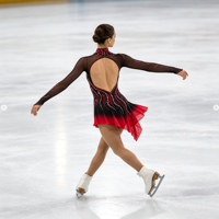 Robe de patinage artistique à manches longues avec découpe au dos, dégradé noir et rouge orné de strass, en tissu mesh pour compétition et spectacle sur glace (adultes et enfants)