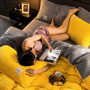 طقم مفروشات شتوي فاخر وغطاء لحاف دافئ من المخمل المرجاني السميك وأغطية لحاف وأطقم ملاءات سرير - Product Image 5