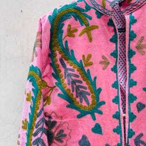 Chaqueta de terciopelo bordada a mano, abrigo bohemio floral de Cachemira, capa artesanal de invierno, bordado floral tradicional inspirado en Suzani. - Product Image 2