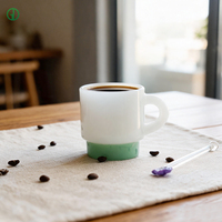 Jade Weiße Glas-Kaffeetassen Farbige Borosilikat-Einwand-Glasteetassen Kaffeebecher mit Henkel Maßgefertigte Farbige Glasbecher