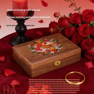 Caja <span class=keywords><strong>de</strong></span> Almacenamiento <span class=keywords><strong>de</strong></span> Joyas <span class=keywords><strong>de</strong></span> Nogal Pintada a Mano con Diseño <span class=keywords><strong>de</strong></span> Koi y Herrajes Dorados, Regalo <span class=keywords><strong>para</strong></span> la Mejor Amiga <span class=keywords><strong>de</strong></span> la Novia, Compromiso y Recién Casadas - Product Image 3