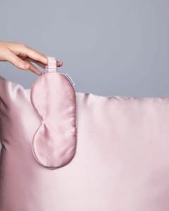 Ensemble de sommeil quatre saisons en satin de soie de luxe avec logo personnalisé, imprimé par transfert thermique, comprenant un masque de sommeil confortable et doux, une taie d'oreiller et un chouchou - Product Image 5