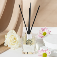 Parfum de maison, marque privée, bouteille carrée en verre de 50ml, diffuseur d'arômes de roseaux d'huile essentielle de luxe avec bâtonnets de rotin