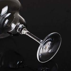 Copa de Vino de Cristal con Tallo Triangular Geométrico 3D y Asa de Aluminio para Hotel, Bar, Fiesta, Vajilla Comercial Premium - Product Image 5