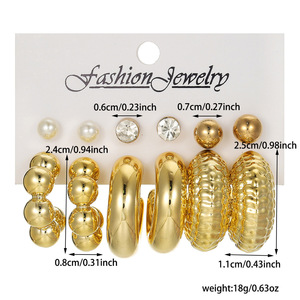 Boucles d'oreilles créoles dorées tendance avec perles et strass géométriques pour femme – Idéales pour les soirées - Product Image 4