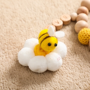 Jouet suspendu pour poussette bébé en bois, hochet, attache-tétine, écologique, bois/coton, design personnalisé - Product Image 3