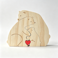 Ornement en bois personnalisé en forme d'ours familial en pin, avec cœur rouge gravé, décoration de table, cadeau