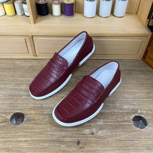 Mocasines de Cuero 100% Piel de Cocodrilo Color Vino Tinto para Hombre al por Mayor – Suela Blanca Gruesa, Sin Cordones, OEM/ODM Disponible - Product Image 2