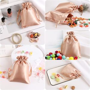 Sacs en satin rose à cordon pour cadeaux, bijoux et perruques, personnalisables avec logo, réutilisables, vente en gros - Product Image 3