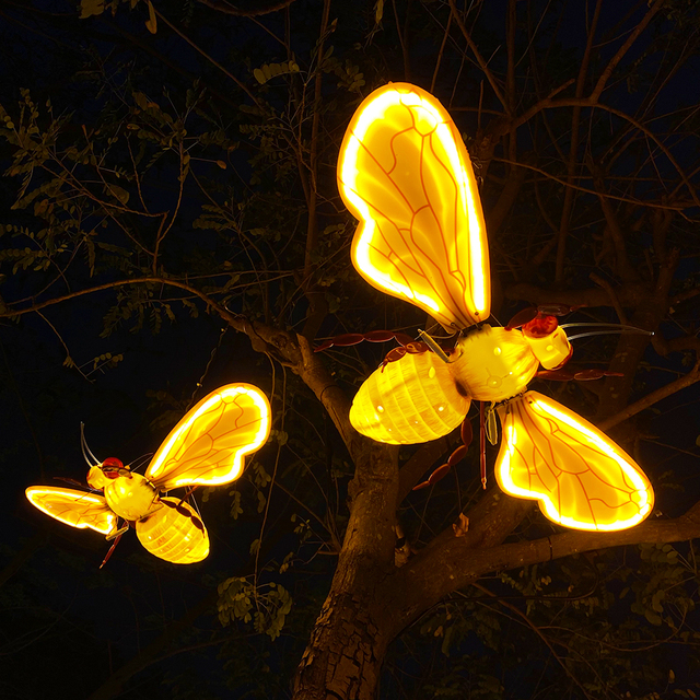 Momovalley Lifelike Animated Bee LED Light for Farm and Apiary Decoration Perfect for Beekeeping Displays and Outdoor Exhibits