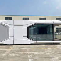 Serre moderne et minimaliste en forme de capsule spatiale, étanche, en structure acier et panneaux sandwich, pour villa ou bureau