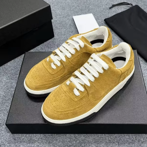 รองเท้ากีฬาลำลองดีไซน์หรูสำหรับผู้ชายและผู้หญิง รองเท้าผ้าใบสไตล์สปอร์ตหนังวัวแท้ พื้น PVC รองรับการขายแบบดรอปชิปปิ้ง แฟชั่นสไตล์ชาแนล - Product Image 3