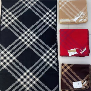 Écharpe tricotée double face à carreaux noirs et blancs – Châle épais et chaud effet cachemire, cache-cou d'hiver pour femme - Product Image 5