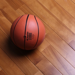 Revêtement de sol sportif polyvalent en bois pour centre communautaire, adapté aux terrains de basketball, de badminton et de squash - Product Image 6
