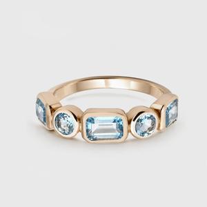 Anillo de Plata de Ley 925 con Topacio Azul - Banda de Cinco Piedras con Baño de Oro - Product Image 3