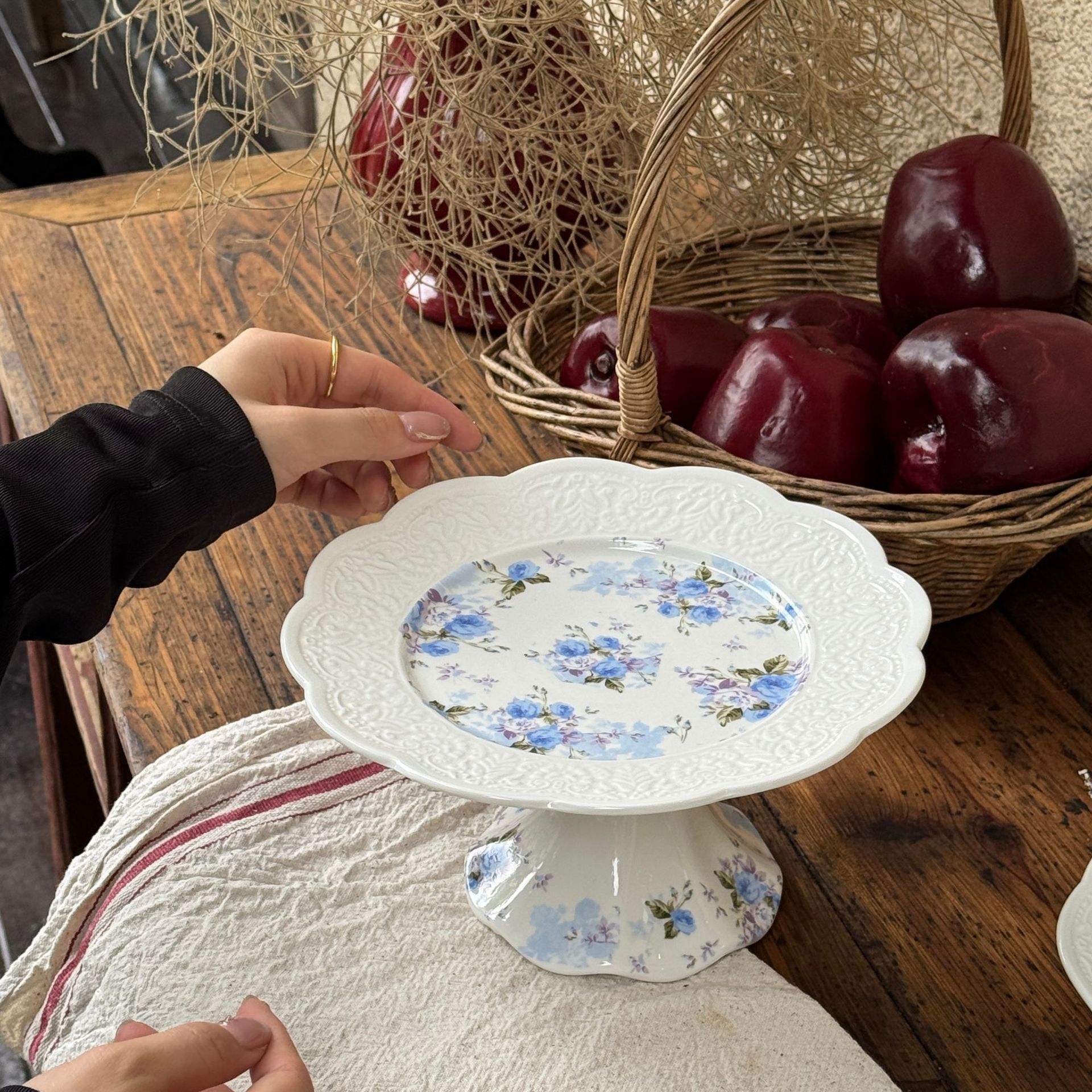 Petal-embossed leaf-growing high-footed plate 20.5*100