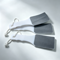 Râpe à pieds noire lavable et réutilisable, grattoir incurvé, éliminateur efficace de peaux mortes et de callosités, râpe de pédicure pour talons secs et gercés
