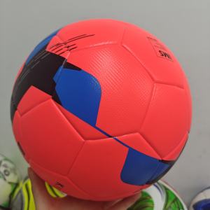 Balón de Partido de Tamaño y Peso Oficiales con Construcción Termosellada para un Juego Justo - Product Image 3