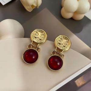 Boucles d'oreilles pendantes géométriques en forme de cœur pour femme, style rétro français, couleur bordeaux, en cuivre rouge et résine, accessoire de mode de luxe léger - Product Image 4