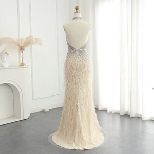 فستان سهرة فاخر من شارون سعيد طراز SS006 مزين بالترتر والخرز والريش بتصميم حورية البحر بلون بيج مع ياقة هالتر وظهر مكشوف لحفلات التخرج والمناسبات الرسمية - Product Image 6